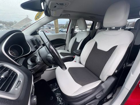 Used 2019 Jeep Compass Latitude FWD image 16