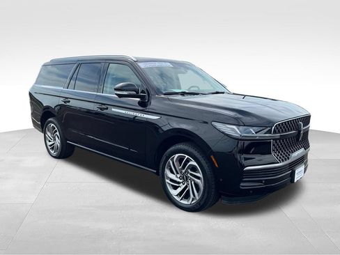 Used 2025 Lincoln Navigator L Reserve AWD/4WD image 7