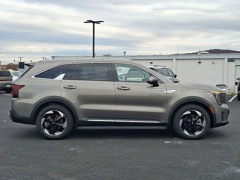 Certified 2025 Kia Sorento EX image 7