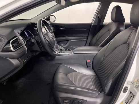 Used 2018 Toyota Camry SE FWD image 12