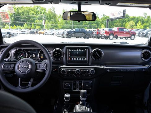Used 2023 Jeep Wrangler Unlimited w/ Convenience Group AWD/4WD image 19