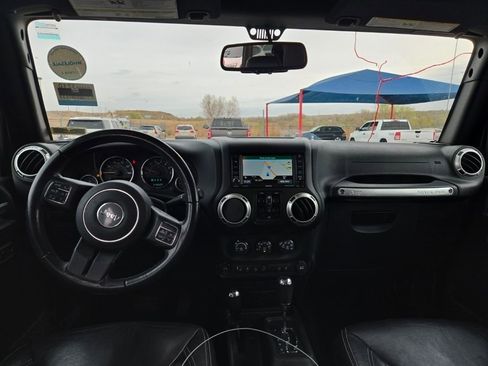 Used 2016 Jeep Wrangler Unlimited Rubicon w/ Connectivity Group AWD/4WD image 11