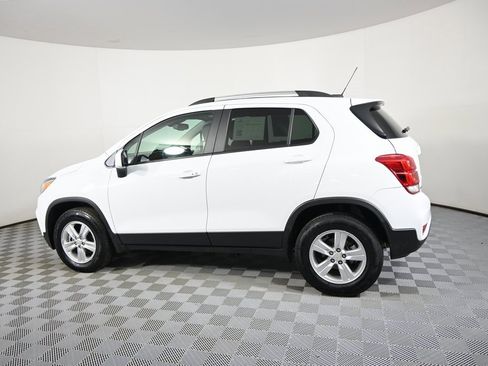 Used 2022 Chevrolet Trax LT w/ LT Convenience Package image 3
