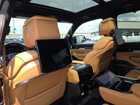 Used 2025 Jeep Grand Wagoneer Series III w/ Rear Seat Video Group 1 AWD/4WD image 31