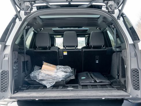 Certified 2024 Land Rover Discovery Dynamic SE image 38