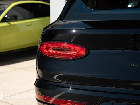 Used 2025 Bentley Bentayga image 14