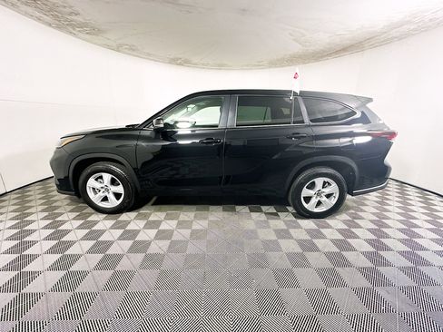 Used 2025 Toyota Highlander LE FWD image 6