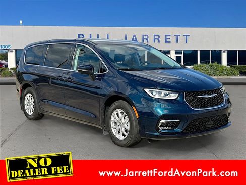 Used 2023 Chrysler Pacifica Touring-L image 1