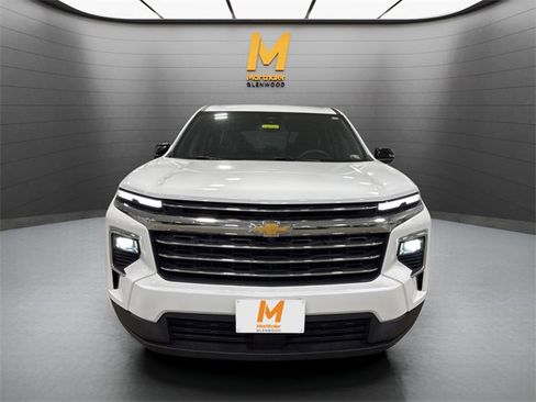 Used 2025 Chevrolet Traverse LT image 3