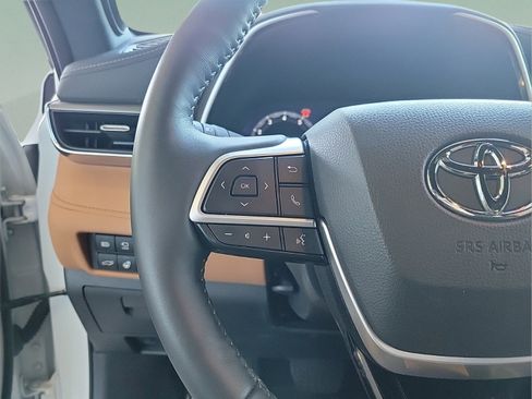 Used 2024 Toyota Highlander Platinum FWD image 21