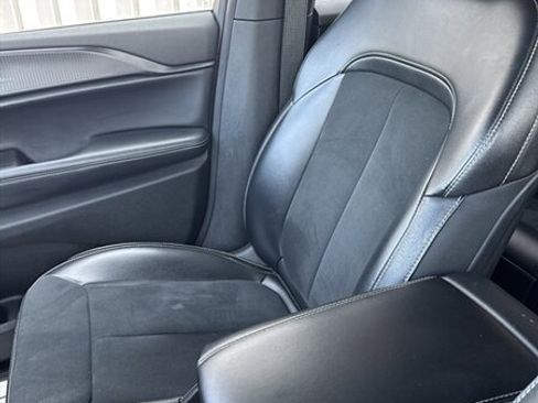 Used 2024 Jeep Grand Cherokee Altitude image 18