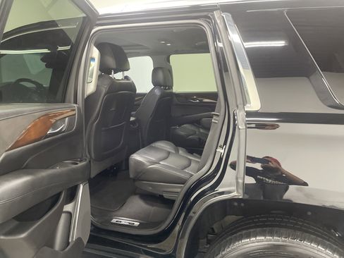 Used 2019 Cadillac Escalade Luxury image 13