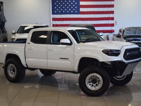 Used 2017 Toyota Tacoma SR5 RWD image 3