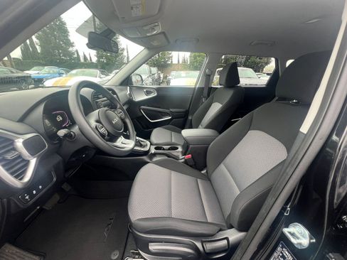 Used 2025 Kia Soul LX w/ LX Technology Package image 22