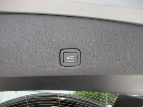 New 2025 Cadillac XT6 Luxury image 32