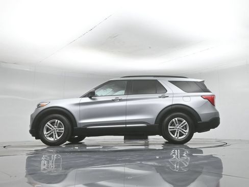 Certified 2022 Ford Explorer XLT RWD image 8