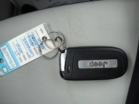 Used 2017 Jeep Compass Latitude w/ Cold Weather Group image 24