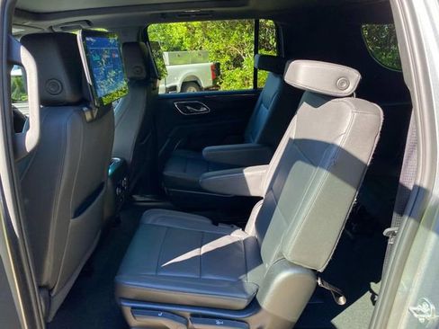 Used 2024 Chevrolet Suburban LT w/ Luxury Package AWD/4WD image 9