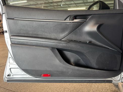 Used 2020 Toyota Camry SE FWD image 15