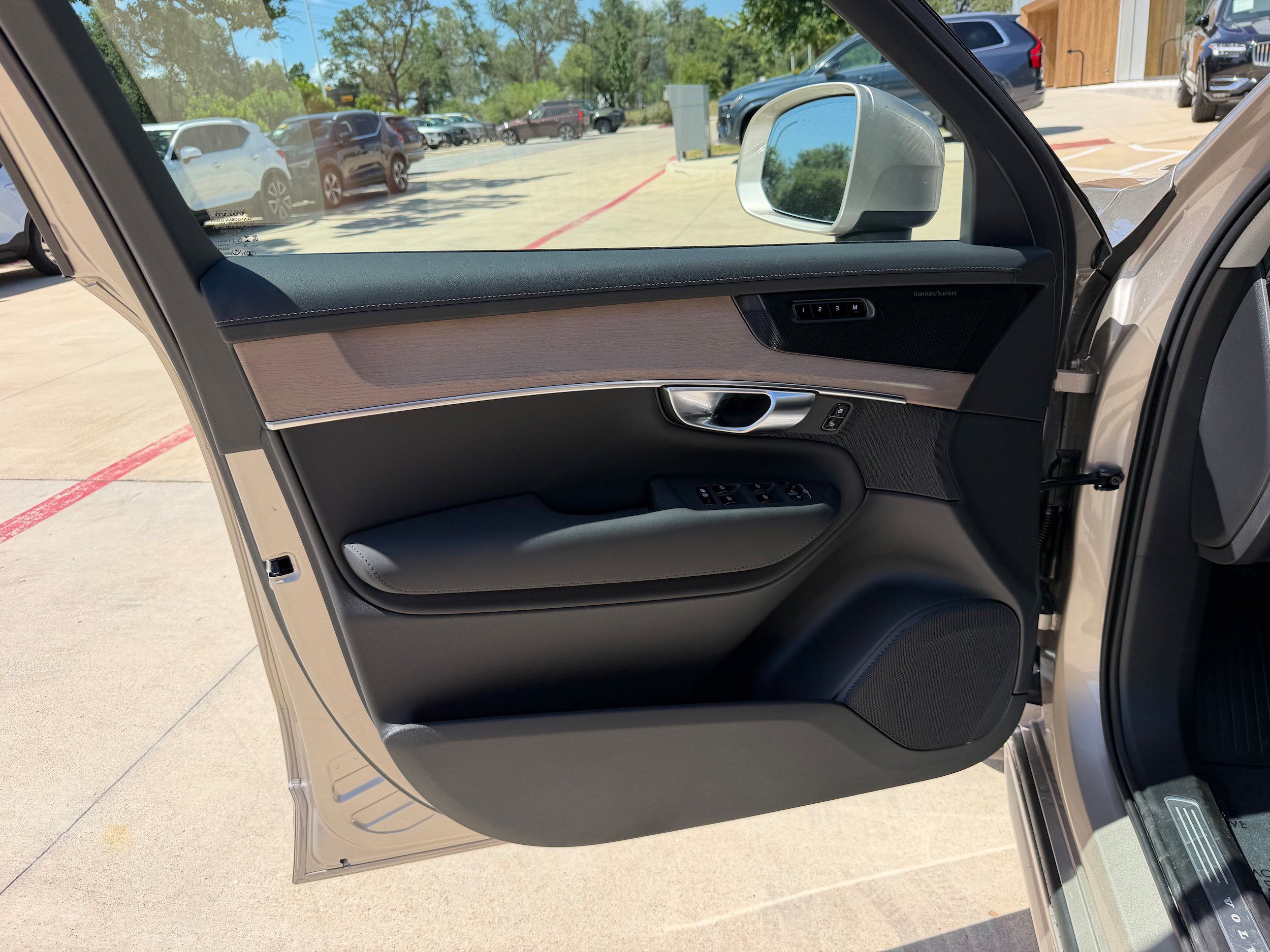 New 2026 Volvo XC90 T8 Plus w/ Protection Package Premier AWD/4WD image 19