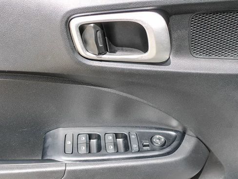 Used 2022 Hyundai Venue SE FWD image 19