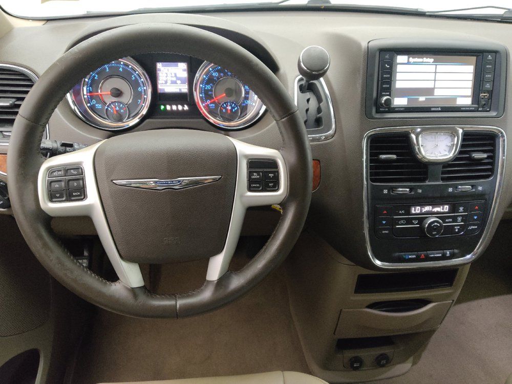 Used 2016 Chrysler Town & Country Touring FWD image 22