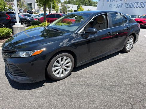 Used 2018 Toyota Camry LE FWD image 4
