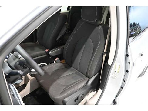 Used 2024 Chrysler Voyager LX FWD image 14