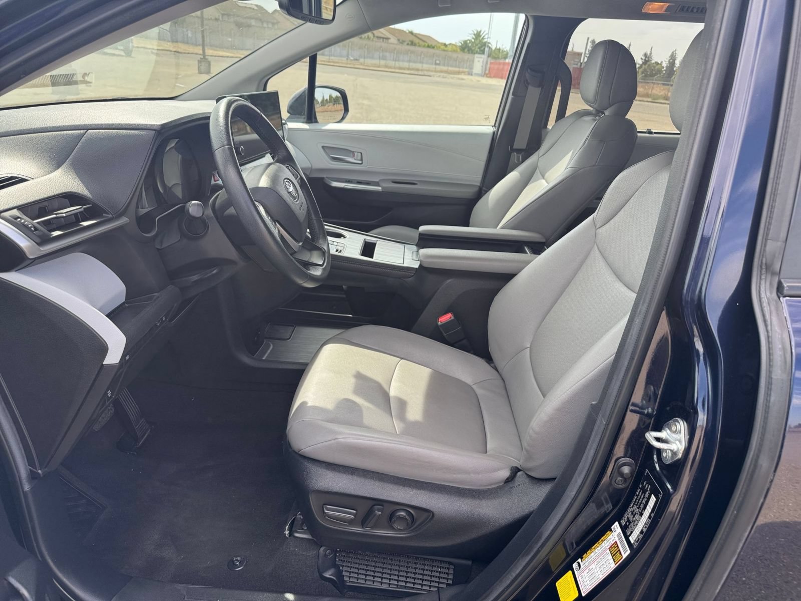 Used 2025 Toyota Sienna XLE FWD image 26