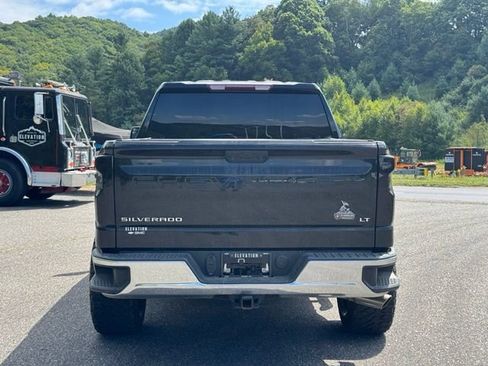 Used 2022 Chevrolet Silverado 1500 LT AWD/4WD image 6