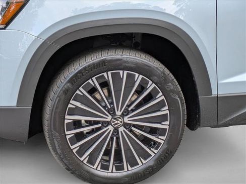 Used 2025 Volkswagen Taos SE FWD image 10