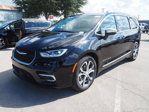 New 2026 Chrysler Pacifica Pinnacle image 2