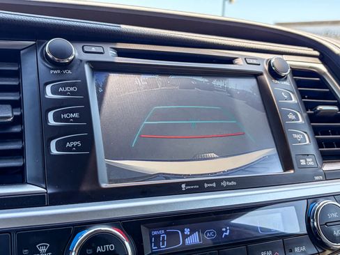 Used 2017 Toyota Highlander XLE AWD/4WD image 25