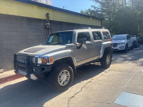 Used 2009 HUMMER H3 image 2