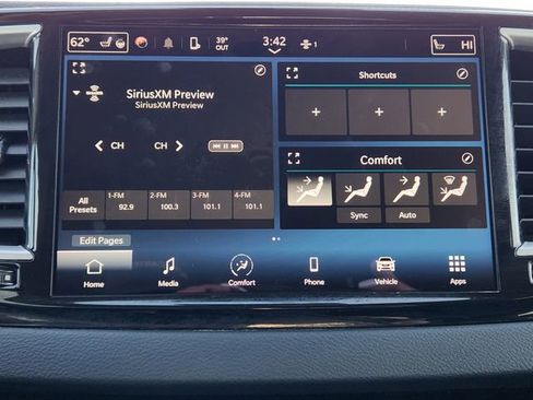 Used 2024 Chrysler Pacifica Touring-L image 17