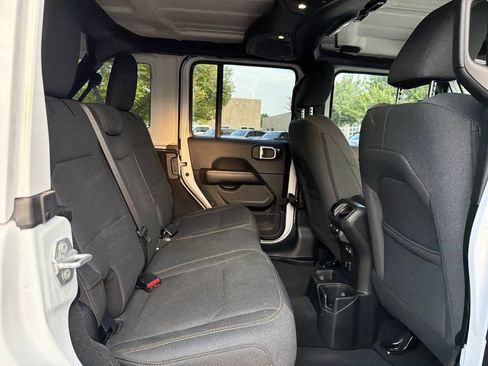 Used 2025 Jeep Wrangler Unlimited Sahara AWD/4WD image 15