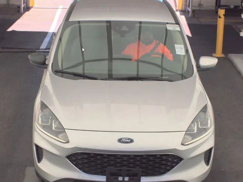 Used 2020 Ford Escape SE image 2