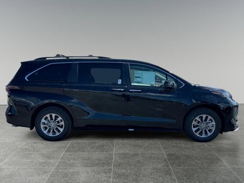 New 2026 Toyota Sienna XLE AWD/4WD image 7