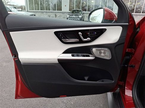 Used 2025 Mercedes-Benz GLC 300 4MATIC image 13