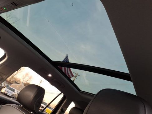 Certified 2022 Volkswagen Tiguan SE w/ Panoramic Sunroof Package image 14