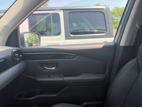 Used 2023 Honda Pilot Touring image 10