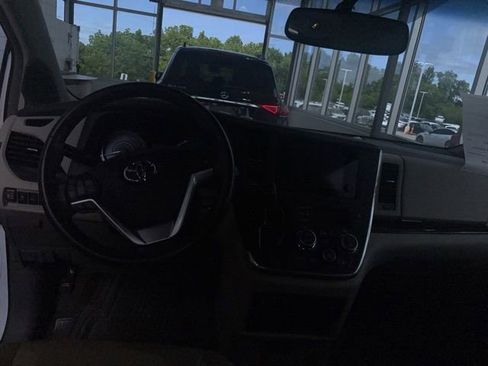 Used 2016 Toyota Sienna XLE Premium FWD image 9