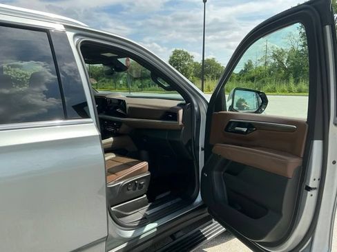 Used 2025 Chevrolet Suburban High Country AWD/4WD image 18