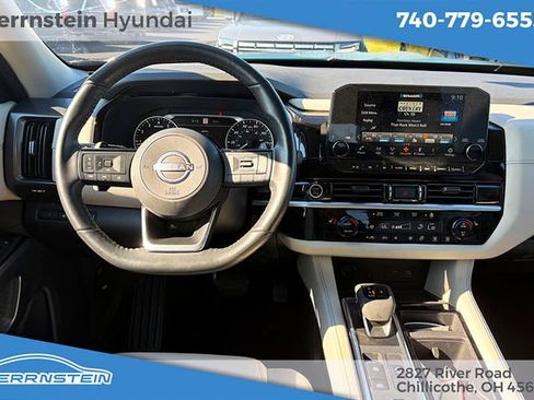 Used 2024 Nissan Pathfinder SL w/ Black Appearance Package AWD/4WD image 6