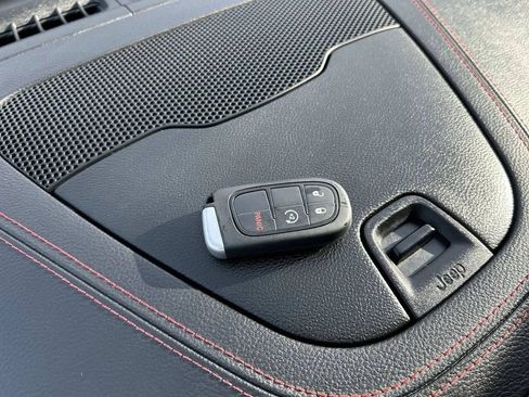 Used 2019 Jeep Cherokee Trailhawk AWD/4WD image 22