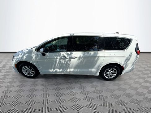Used 2023 Chrysler Voyager LX FWD image 5