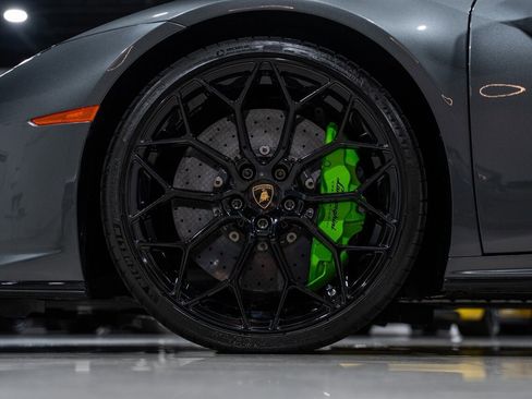 Used 2020 Lamborghini Huracan EVO image 12