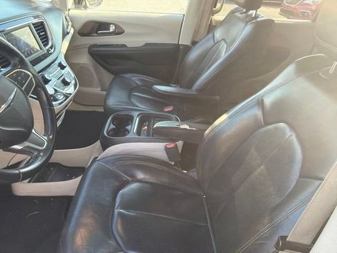 Used 2018 Chrysler Pacifica Touring-L FWD image 16