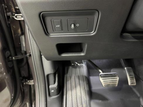 New 2026 Land Rover Discovery Dynamic SE image 30