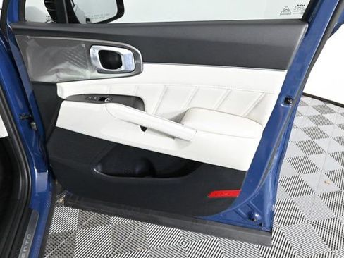 Certified 2025 Kia Sorento SX image 12